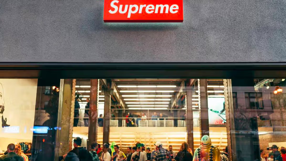 The North Face va Supreme chao don tan CEO Bracken Darrell