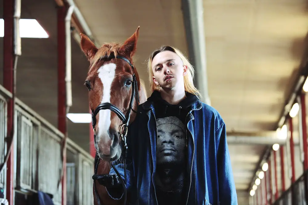 Hinh anh 4: MSCHF x Crocs Big Yellow Boots chiem tron spotlight tai Paris Fashion Week