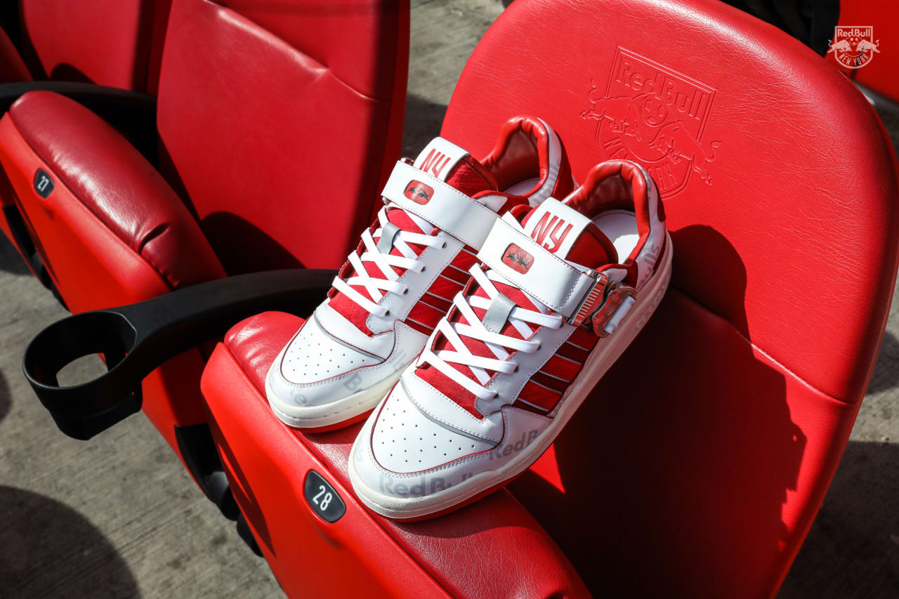 Adidas Forum - nen van hoa tro lai