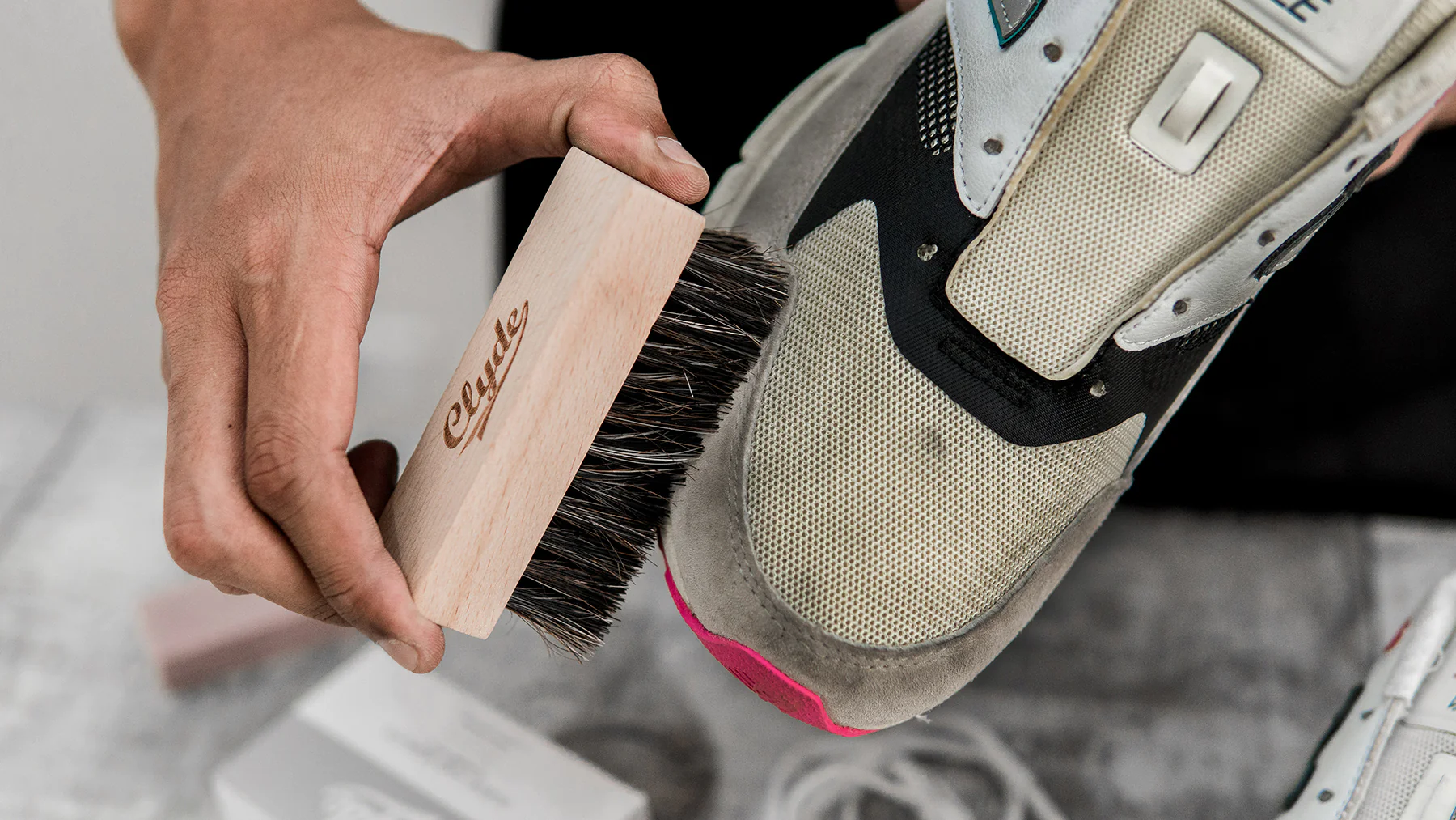 Hinh anh 2: Huong dan ve sinh doi New Balance mot cach hieu qua nhat