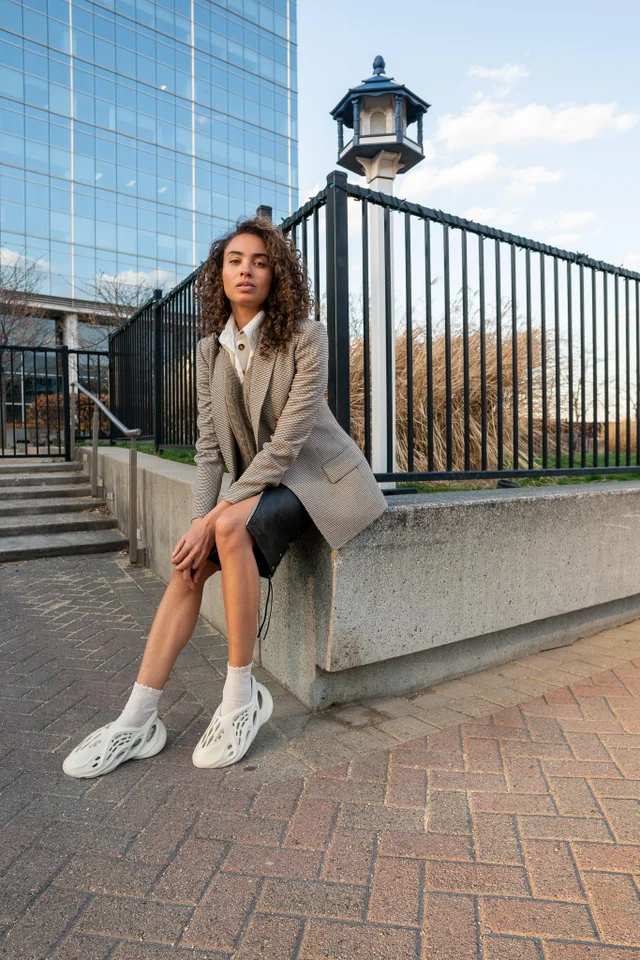 Hinh anh 4: 5 cach phoi do cung Yeezy Foam Runner cho mot mua he tuoi mat