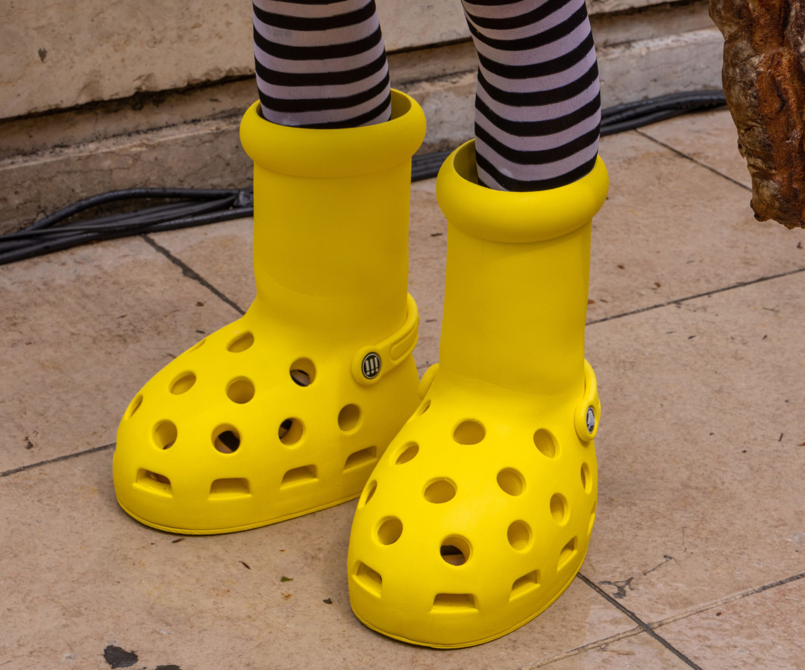 Hinh anh 1: MSCHF x Crocs Big Yellow Boots chiem tron spotlight tai Paris Fashion Week