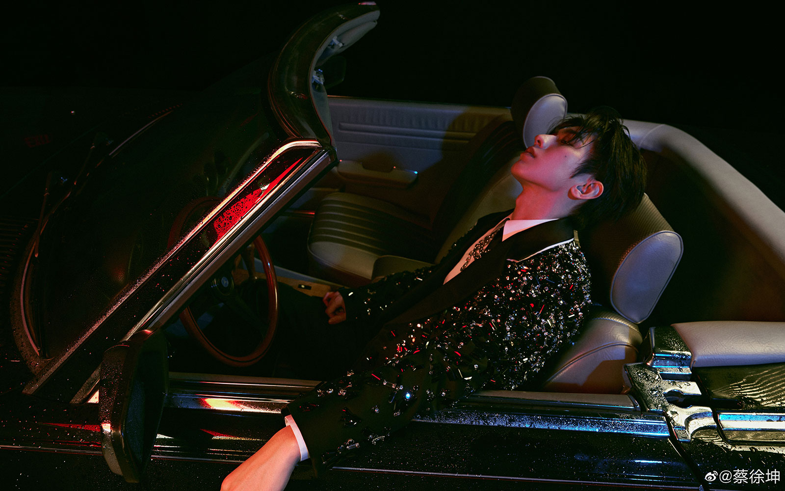 Prada một lần nữa vướng lùm xùm với scandal của Thái Từ Khôn Hinh anh 2: Prada mot lan nua vuong lum xum voi scandal cua Thai Tu Khon