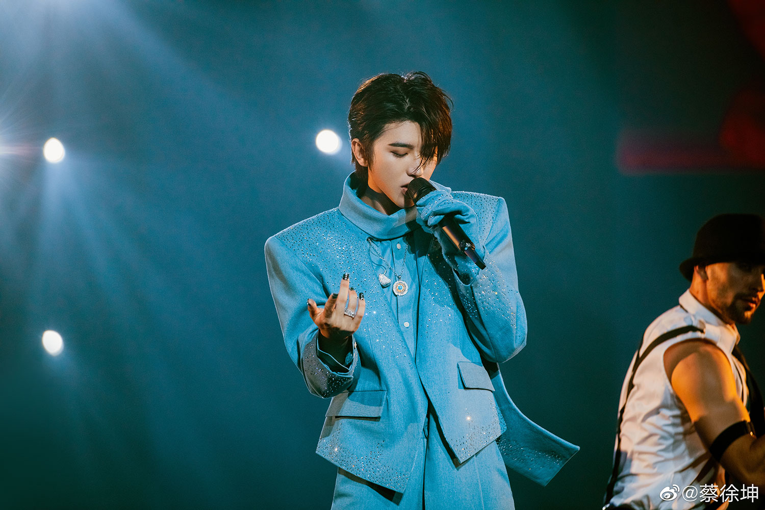 Prada một lần nữa vướng lùm xùm với scandal của Thái Từ Khôn Hinh anh 1: Prada mot lan nua vuong lum xum voi scandal cua Thai Tu Khon