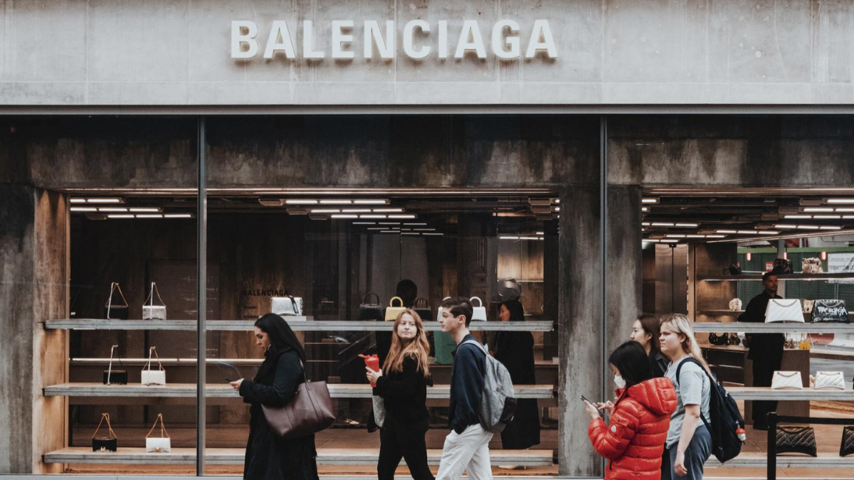 Hinh anh 11: Hau Scandal bi tay chay, Balenciaga dang lam gi truoc nguy co pha san?