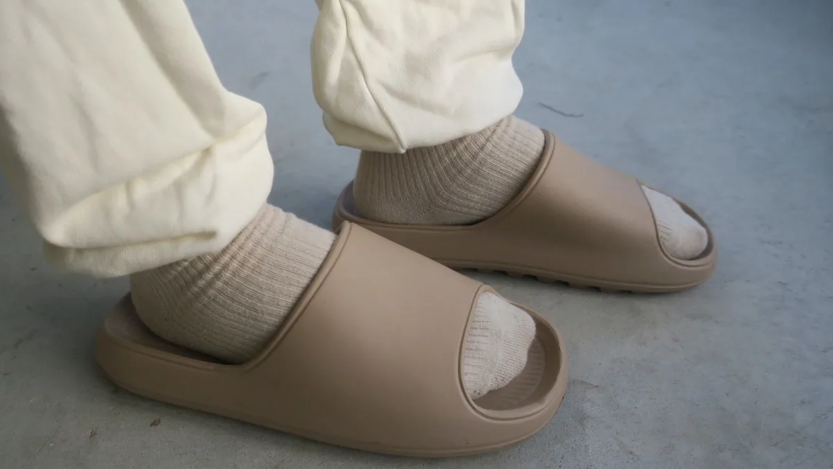 Hinh anh 1: San sang cho su tro lai cua Yeezy Slide voi phoi mau moi