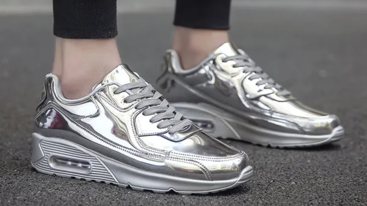 Hinh anh 1: Danh bong vong quay Sneaker cua ban voi 12 doi giay bac nay