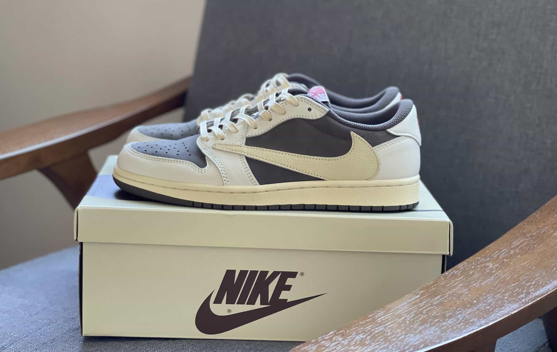 Hinh anh 1: Nhung meo de phan biet Travis Scott Jordan 1 Low "Reverse Mocha" real va fake