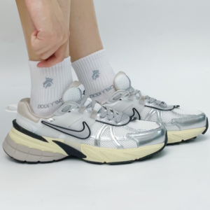 Giay Nike V2K Run 'Summit White Metallic Silver' FD0736-100