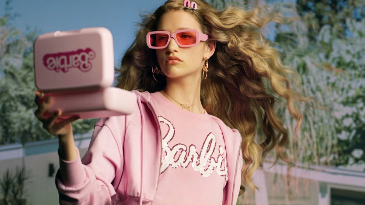 Hinh anh 1: Tai sao Barbie khong son mau hong cho Sneakersphere?