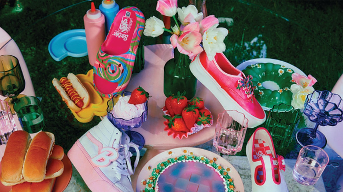 Hinh anh 6: Tai sao Barbie khong son mau hong cho Sneakersphere?