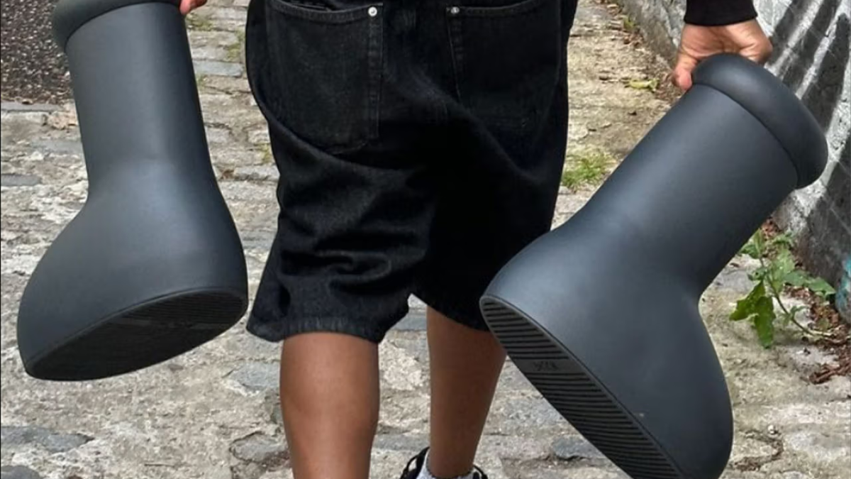 Su tro lai cua MSCHF Big Boot voi tong mau den