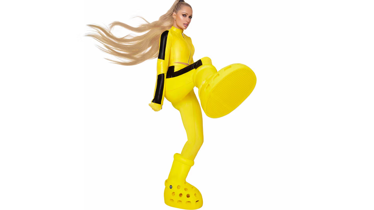 Hinh anh 1: Paris Hilton va MSCHF x Crocs Big Yellow Boots