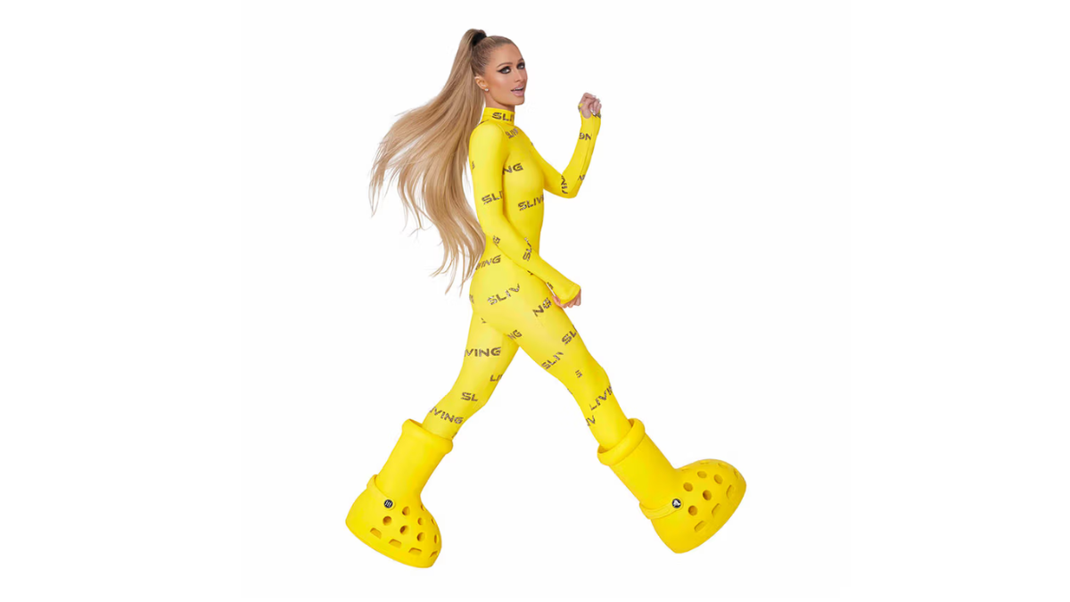 Hinh anh 2: Paris Hilton va MSCHF x Crocs Big Yellow Boots