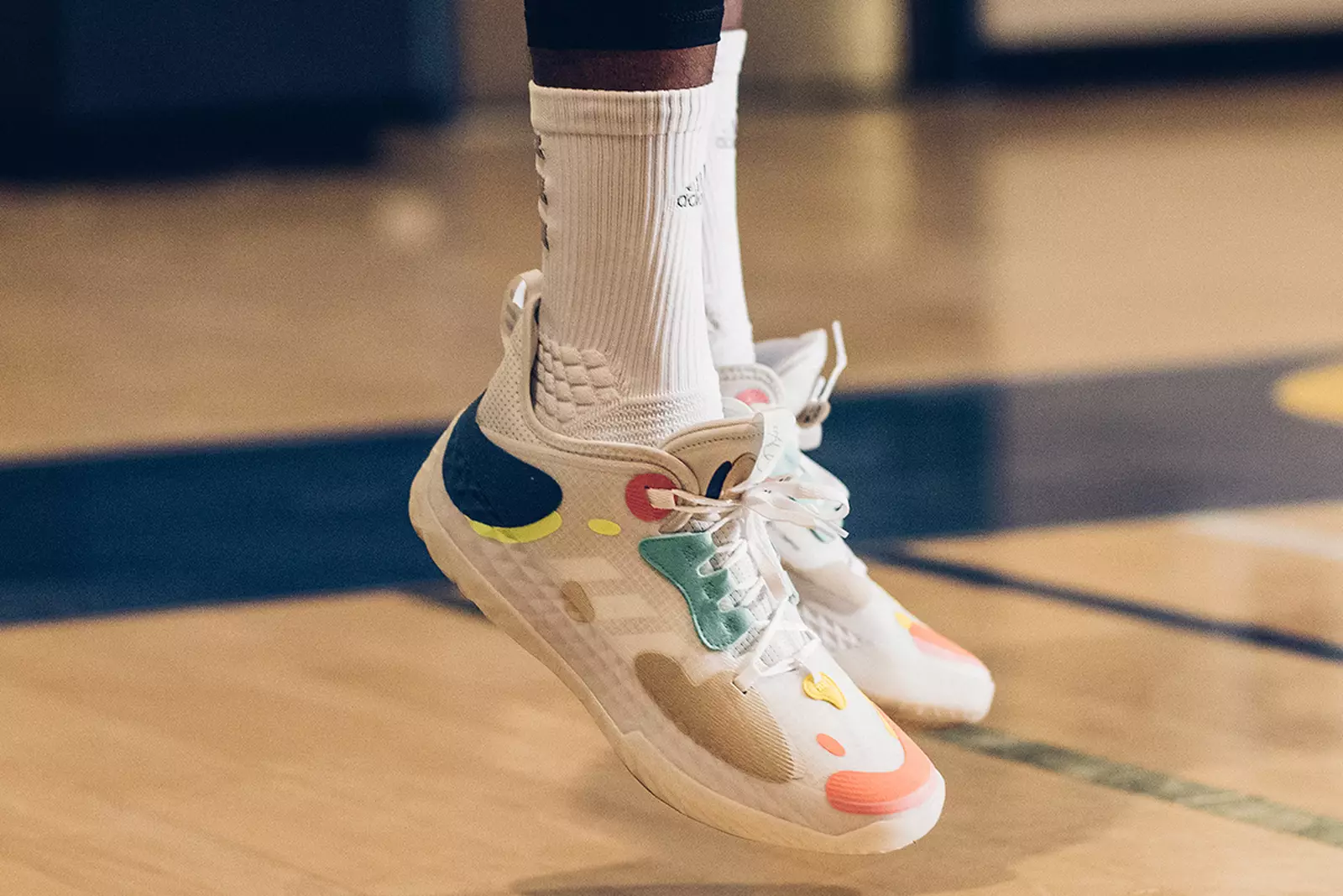 Adidas Harden: Sự hòa quyện giữa phong cách và hiệu suất vượt trội Hinh anh 3: Adidas Harden: Su hoa quyen giua phong cach va hieu suat vuot troi