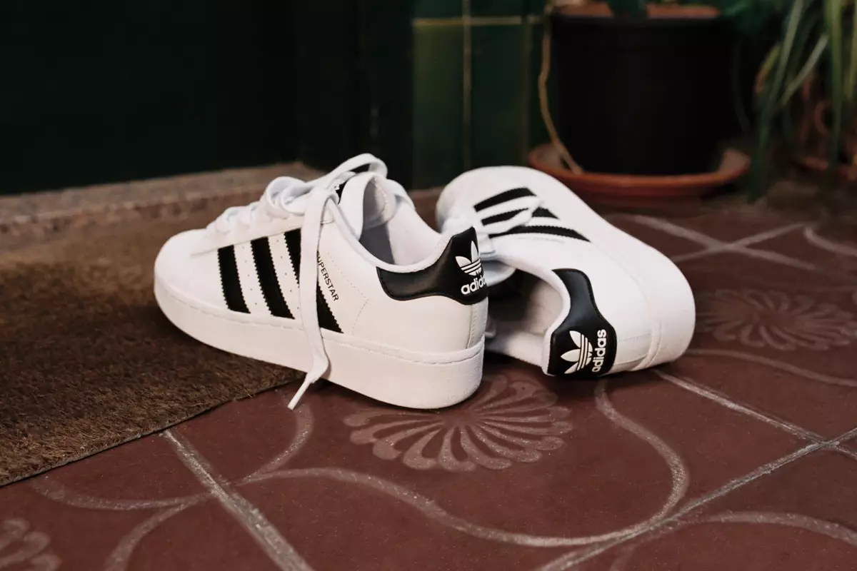 Hinh anh 1: Cung ngam nhin ADIDAS SUPERSTAR XLG: Mot cai tien moi