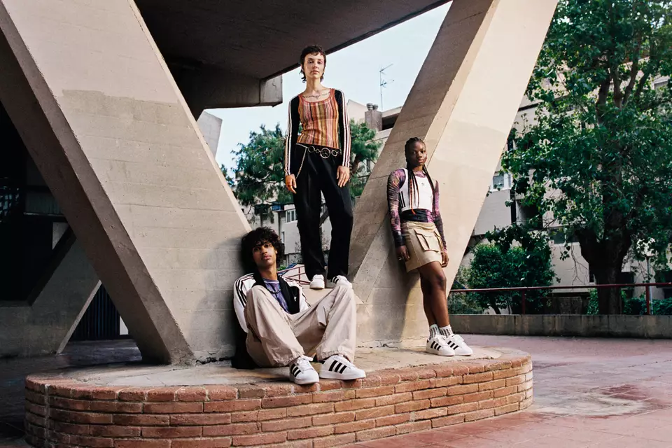 Hinh anh 2: Cung ngam nhin ADIDAS SUPERSTAR XLG: Mot cai tien moi