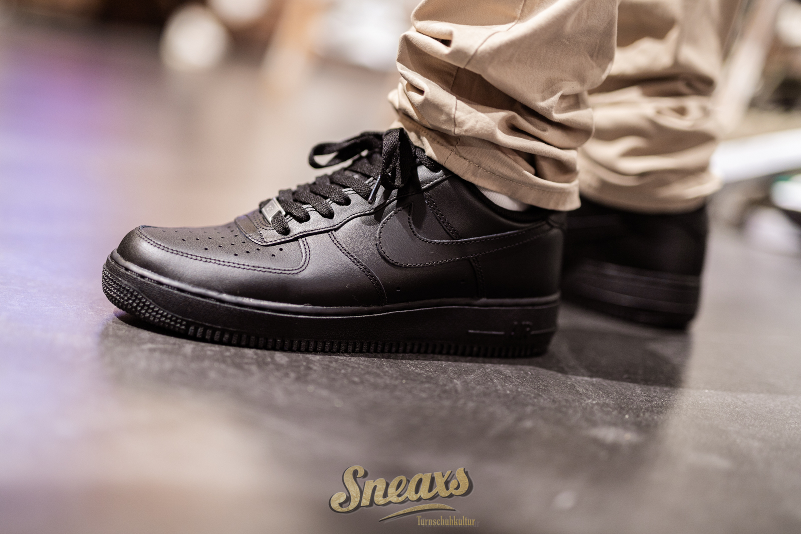 Những đôi giày Sneaker đen tốt nhất dành cho học sinh quốc tế Hinh anh 2: Nhung doi giay Sneaker den tot nhat danh cho hoc sinh quoc te