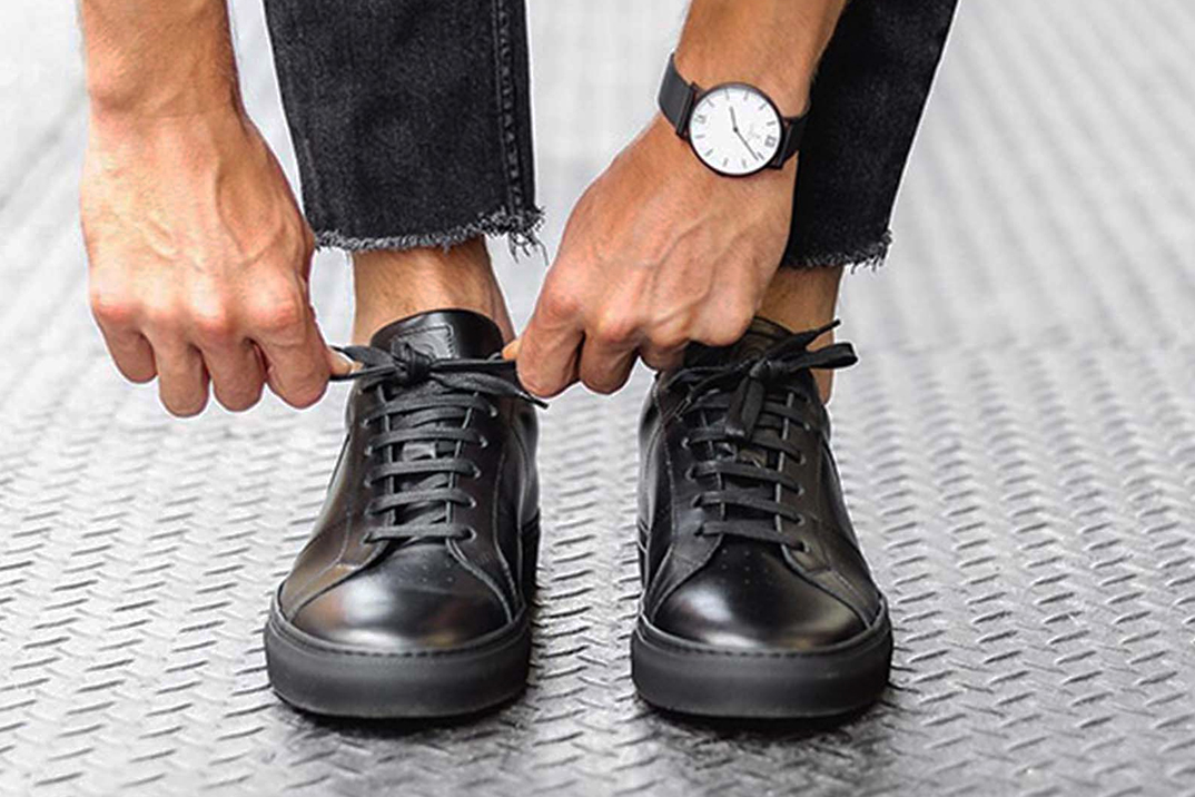 Những đôi giày Sneaker đen tốt nhất dành cho học sinh quốc tế Hinh anh 1: Nhung doi giay Sneaker den tot nhat danh cho hoc sinh quoc te