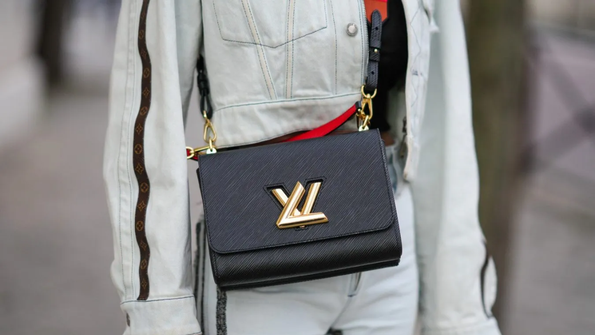 Đắt đỏ như vậy nhưng tại sao túi Louis Vuitton luôn cháy hàng?