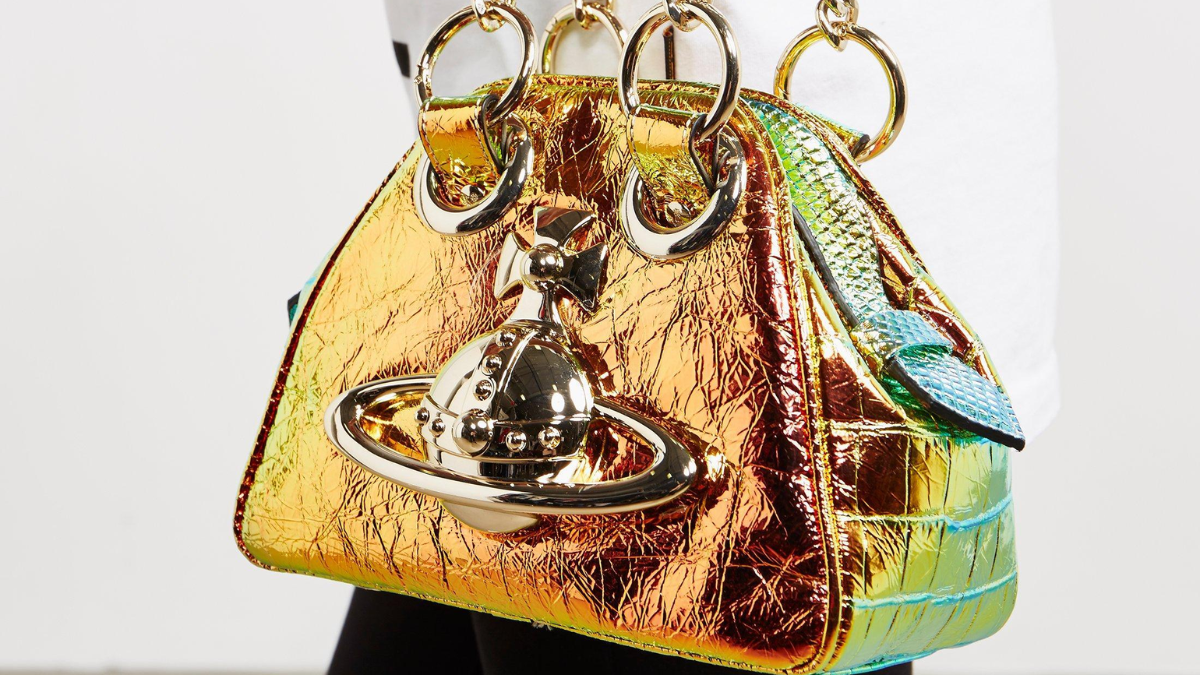 Hinh anh 1: Dieu gi tao nen ten tuoi cua nhung chiec tui Vivienne Westwood?