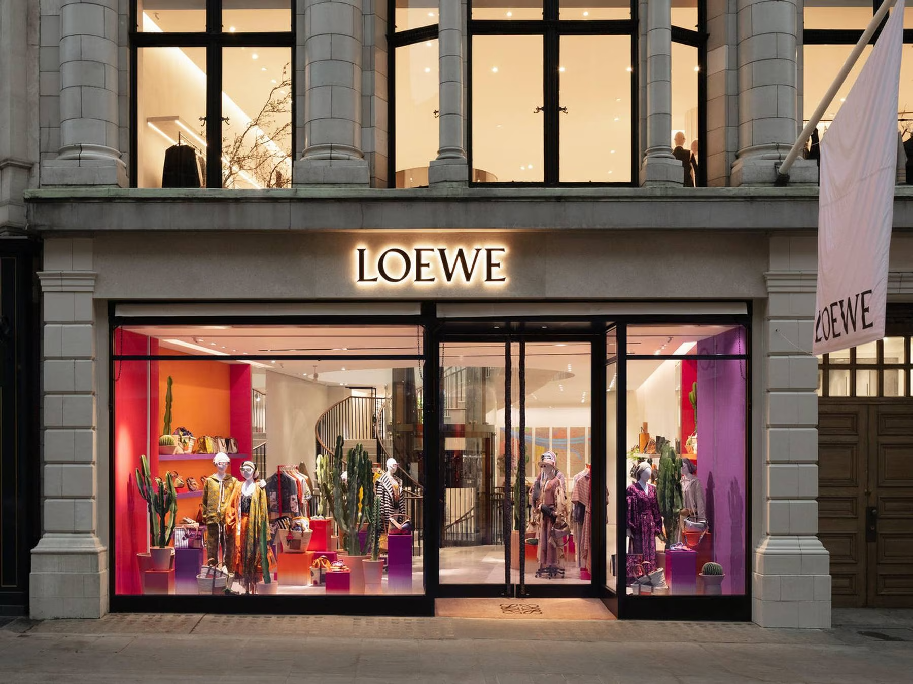 Lịch sử hình thành và phát triển thương hiệu Loewe Hinh anh 6: Lich su hinh thanh va phat trien thuong hieu Loewe