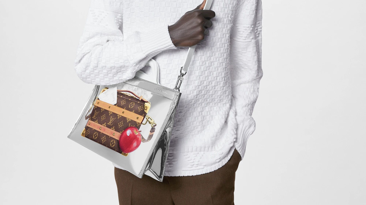 Louis Vuitton ra mat tui di bien bang vai canvas voi gia E3500