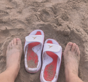 Dep Nike Jordan Hydro 4 Retro 'Red Metallic Gold' 532225-117