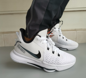 Giay Nike LeBron Witness 5 EP 'White Black' CQ9381-101