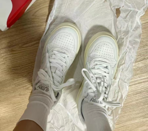 Giay Autry Medalist Low Goatskin 'White' AULW-GG04