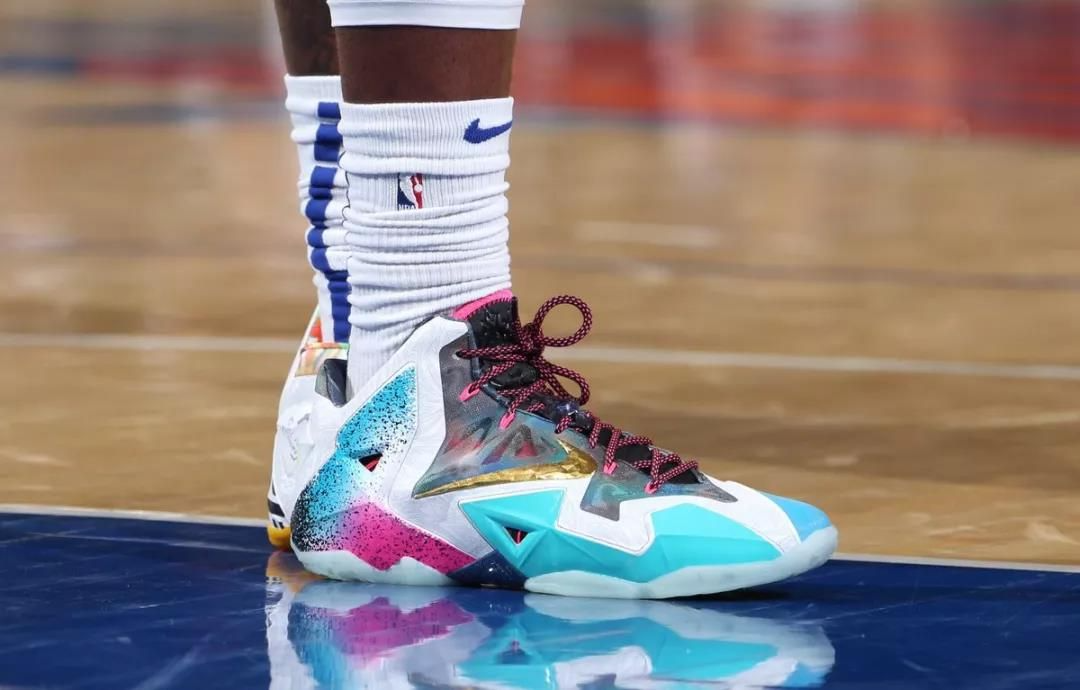 Top những phiên bản độc và lạ từ dòng sneaker Lebron Hinh anh 2: Top nhung phien ban doc va la tu dong sneaker Lebron