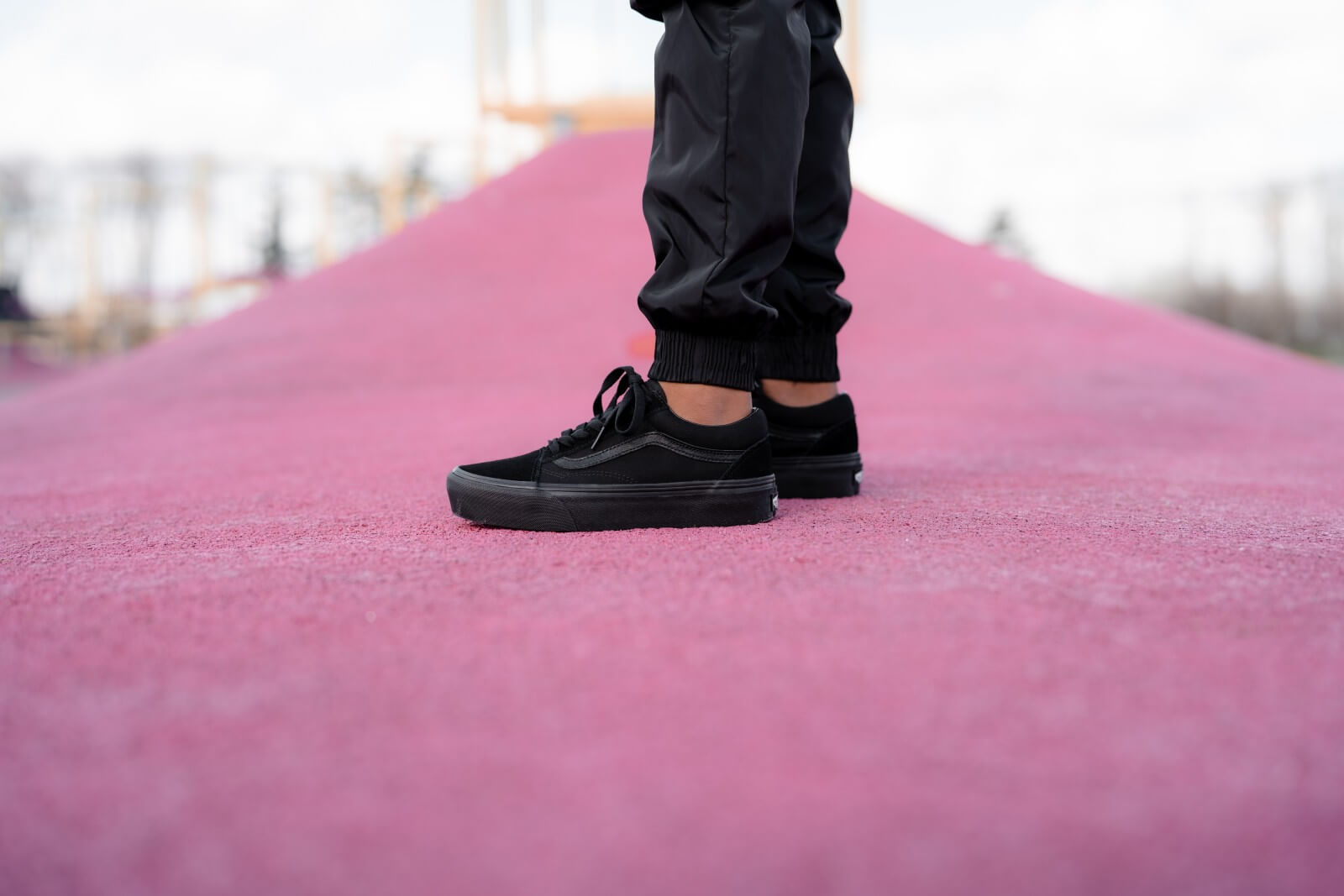 Những đôi giày Sneaker đen tốt nhất dành cho học sinh quốc tế Hinh anh 4: Nhung doi giay Sneaker den tot nhat danh cho hoc sinh quoc te