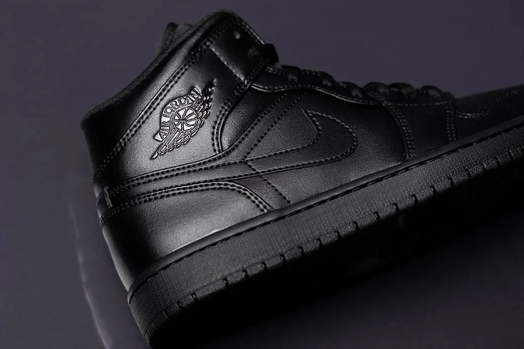 Hinh anh 5: 10 mau giay Sneaker co phoi mau Triple Back dinh nhat cho nam 2023 (Phan 1)