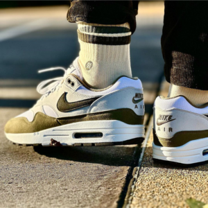 Giay Nike Air Max 1 'White Black Medium Olive' FD9082-102