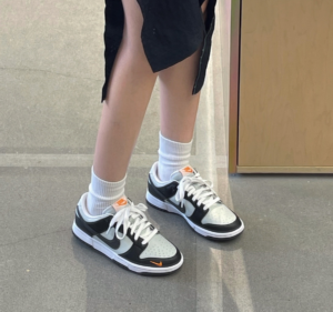 Giay Nike Dunk Low 'Black Total Orange' FN7808-001