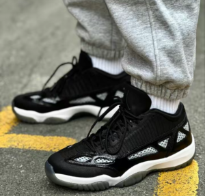 Giay Nike Air Jordan 11 Retro Low IE 'Black White' 919712-001