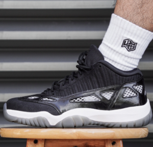 Giay Nike Air Jordan 11 Retro Low IE 'Black White' 919712-001