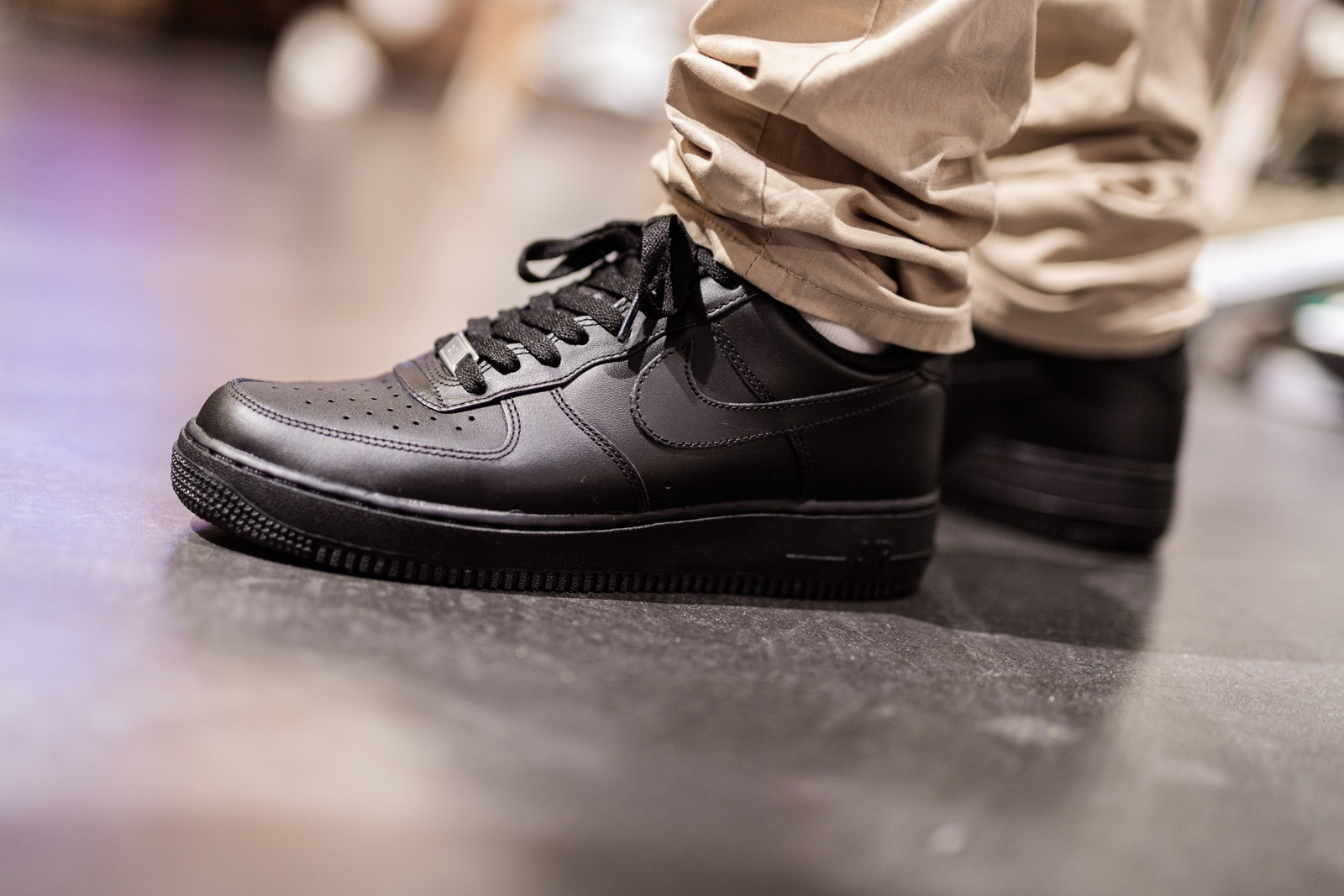 Top 7 mẫu sneaker phối màu full black được lựa chọn nhiều nhất Hinh anh 3: Top 7 mau sneaker phoi mau full black duoc lua chon nhieu nhat