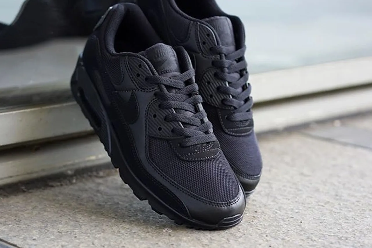 Top 7 mẫu sneaker phối màu full black được lựa chọn nhiều nhất Hinh anh 5: Top 7 mau sneaker phoi mau full black duoc lua chon nhieu nhat