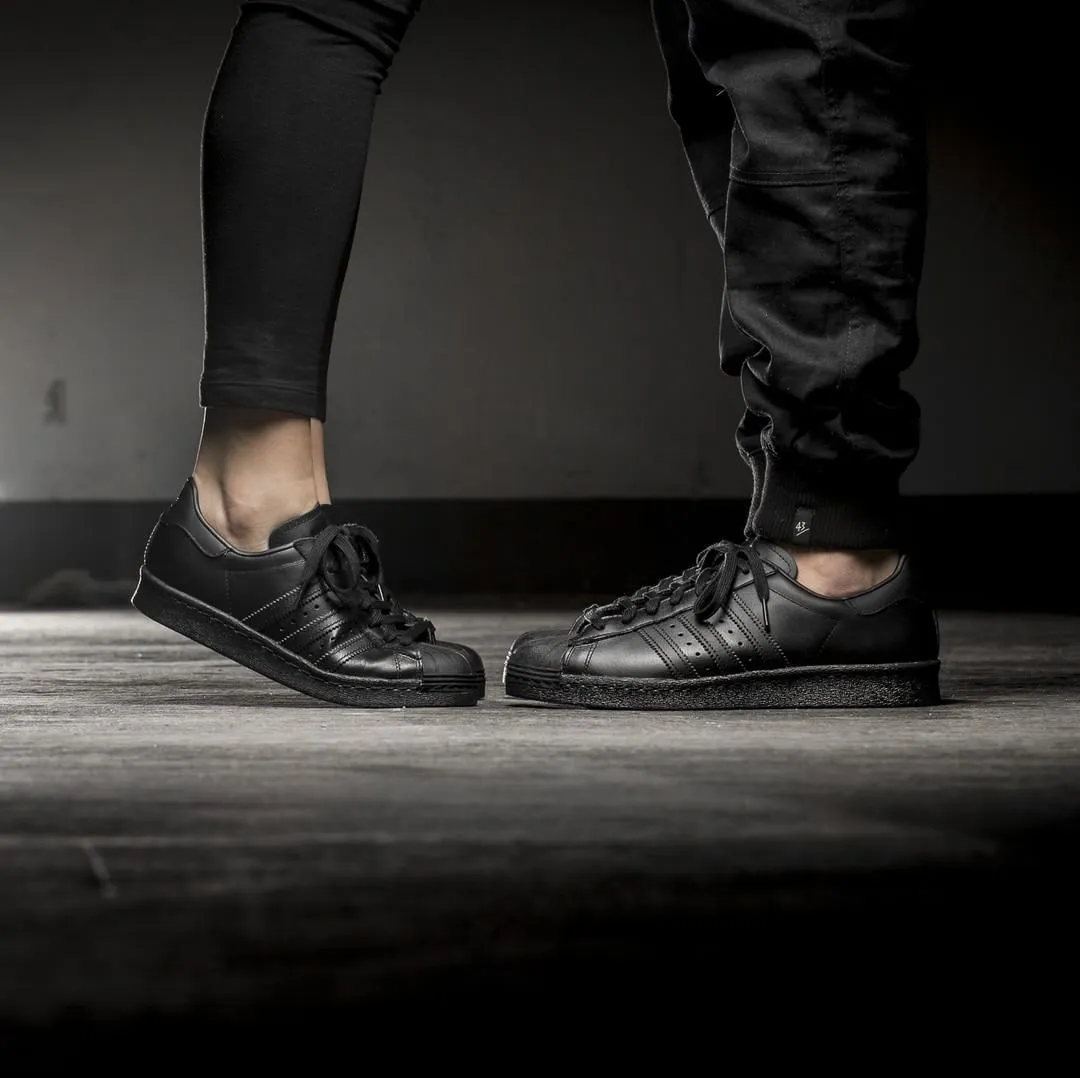 Top 7 mẫu sneaker phối màu full black được lựa chọn nhiều nhất Hinh anh 2: Top 7 mau sneaker phoi mau full black duoc lua chon nhieu nhat