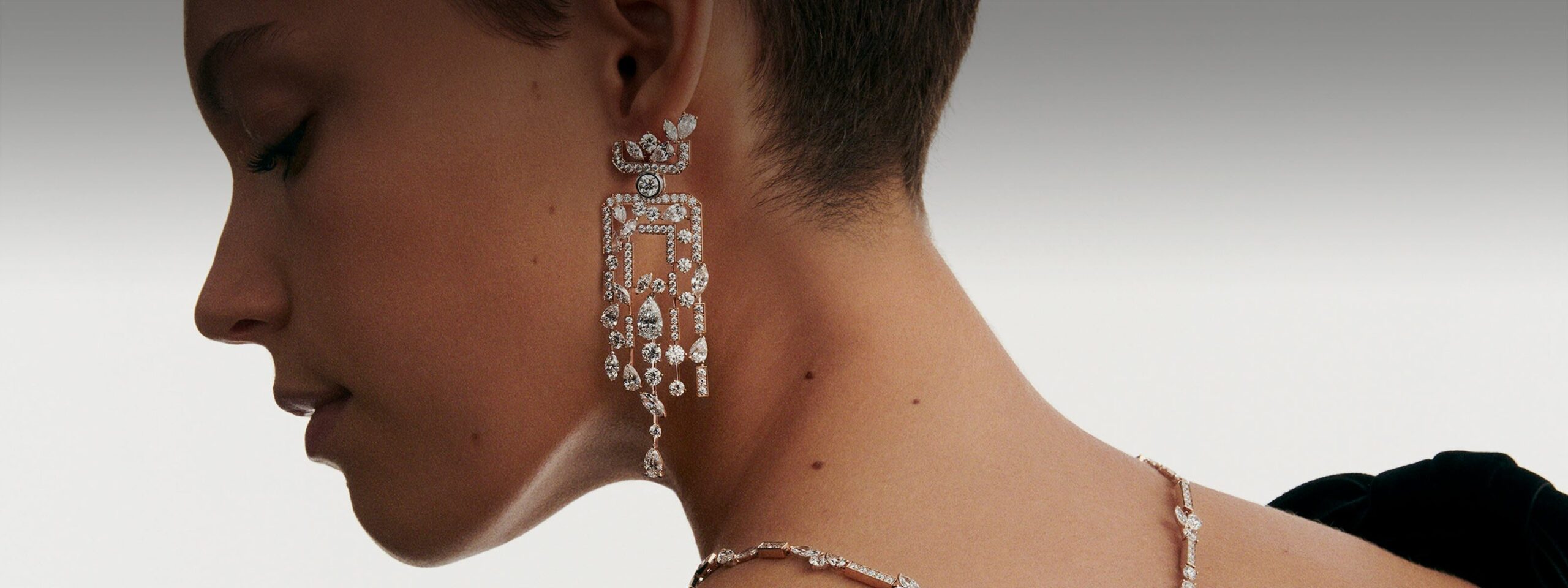 Chanel No.5 - từ biểu tượng nước hoa đến cảm hứng trang sức cao cấp Hinh anh 4: Chanel No.5 - tu bieu tuong nuoc hoa den cam hung trang suc cao cap