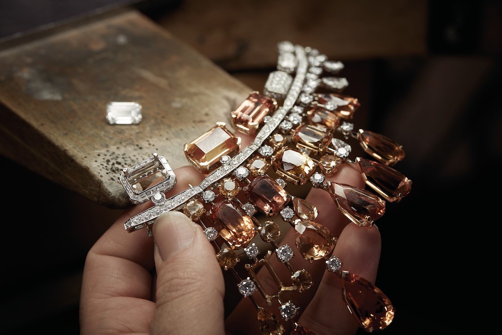 Chanel No.5 - từ biểu tượng nước hoa đến cảm hứng trang sức cao cấp Hinh anh 2: Chanel No.5 - tu bieu tuong nuoc hoa den cam hung trang suc cao cap