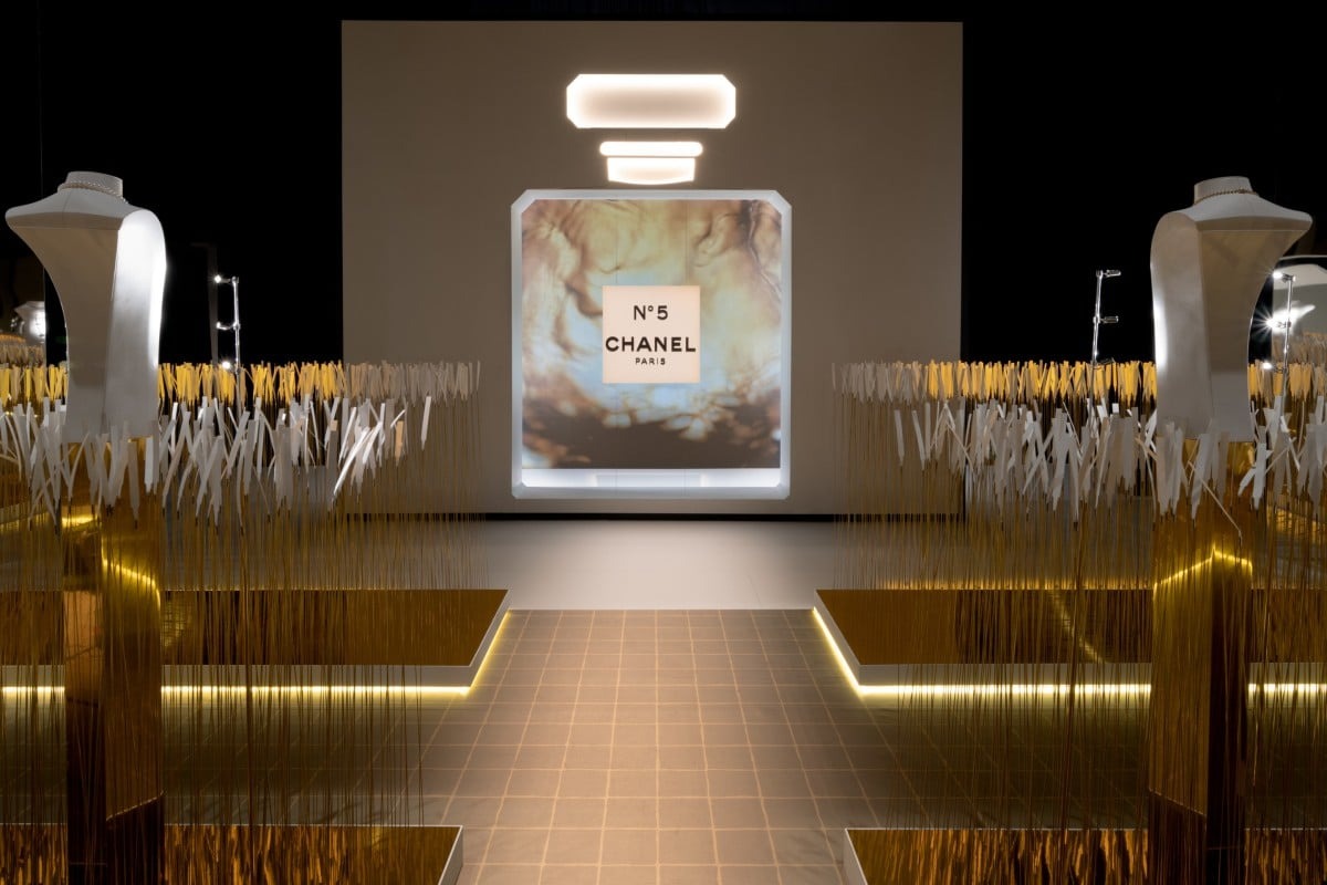 Chanel No.5 - tu bieu tuong nuoc hoa den cam hung trang suc cao cap