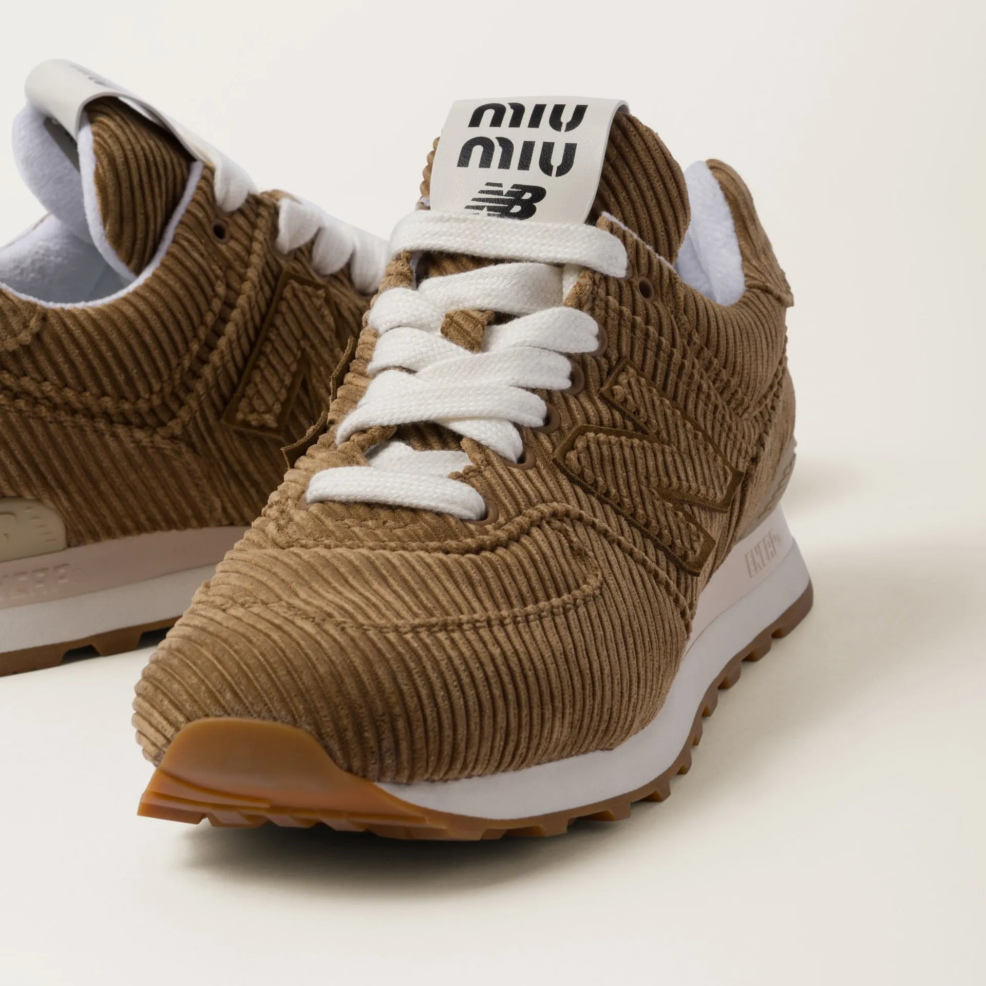Hinh anh 1: Miu Miu va New Balance tiep tuc ket hop trong phien ban moi nhat