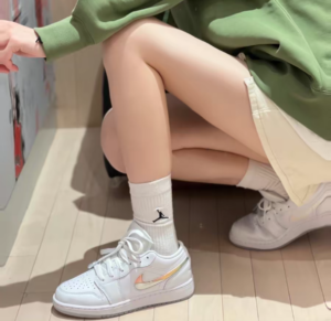 Giay Nike Air Jordan 1 Low 'Glitter Swoosh' FQ9112-100