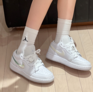 Giay Nike Air Jordan 1 Low 'Glitter Swoosh' FQ9112-100