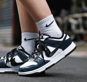 Giay Nike Dunk Low SE ‘Just Do It Iridescent’ FQ8143-001