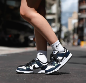 Giay Nike Dunk Low SE ‘Just Do It Iridescent’ FQ8143-001