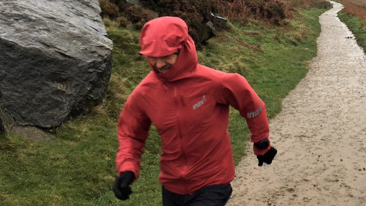 Hinh anh 2: Cach chon ao khoac chay bo tot nhat cho ngay mua