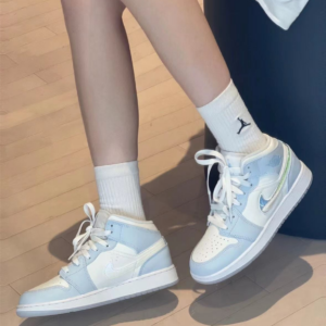 Giay Nike Air Jordan 1 Mid GS ‘Glitter Swoosh’ FQ9117-400